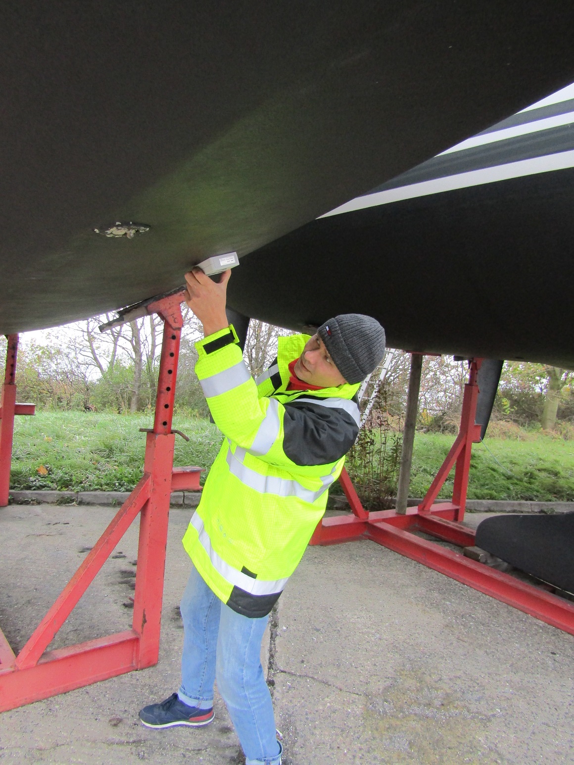 Sven Zapatka during the Osmosis Measurement on a Fiberglass Hull